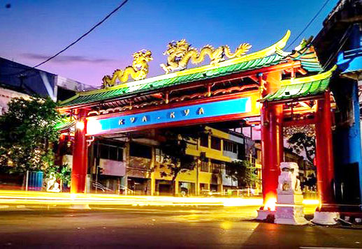 LEGENDARIS: Pintu masuk Jalan Kembang Jepun di Surabaya berupa gerbang naga kembar. (ISTIMEWA)