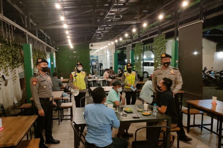 JAGA PROKES: Petugas merazia salah satu kafe di kawasan Rungkut, Surabaya. (IST)