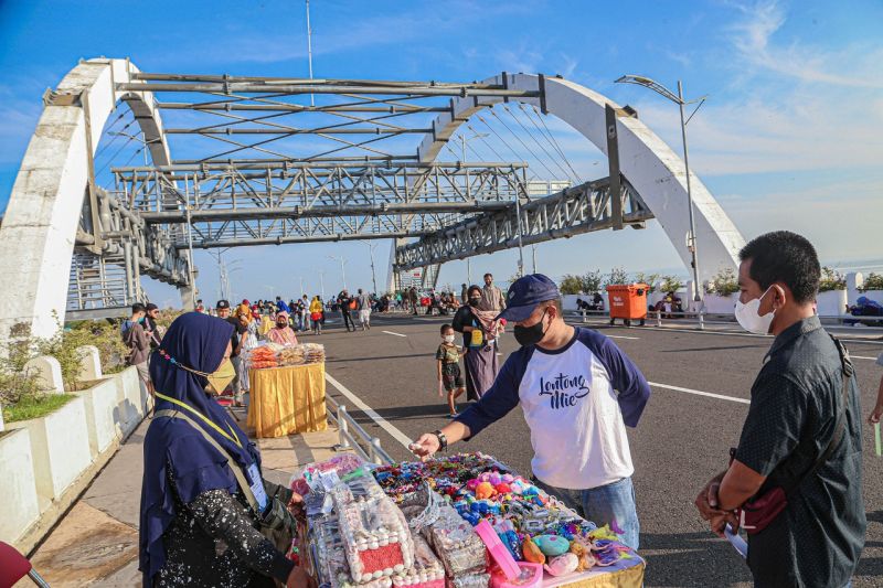 BERKEMBANG: Sejumlah pelaku UMKM menjajakan barang dagangannya menjelang pembukaan Jembatan Suroboyo khusus bagi pejalan kaki pada Minggu (24/1/2022) (FOTO ANTARA/HO-Diskominfo Surabaya)