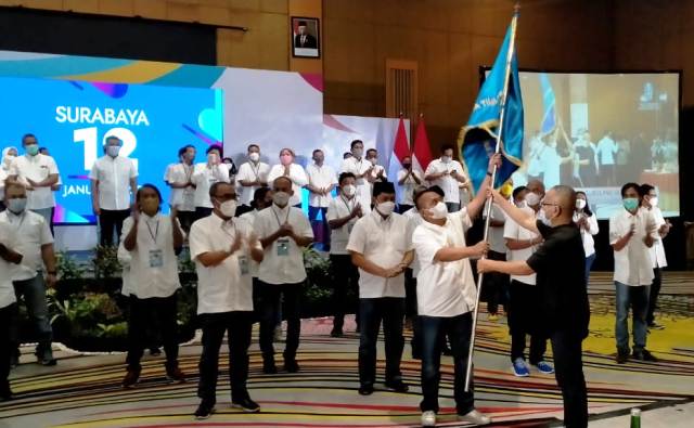 PELANTIKAN: Penyerahan pataka PWI dari Ketua PWI Pusat Atal S Depari kepada Ketua PWI Jatim Lutfil Hakim menandai pelantikan pengurus PWI Jatim Periode 2021-2026, Rabu (12/1). (ISTIMEWA)