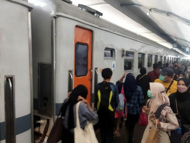 NAIK: Penumpang kereta api saat Libur Natal dan Tahun Baru 2022 mengalami peningkatan dibandingkan tahun lalu. (SURYANTO/RADAR SURABAYA)