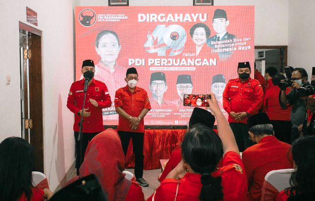 KHIDMAT: Para Kader PDI Perjuangan Kota Surabaya menggelar upacara HUT ke-49  PDI Perjuangan di Jalan Setail, Kantor DPC PDI Perjuangan, Senin (10/1). (ISTIMEWA)