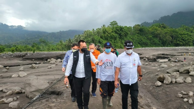 RELOKASI: Pelaksana Harian Sekretaris Daerah Provinsi Jawa Timur Heru Tjahjono meninjau lokasi hunian sementara (huntara) warga yang terdampak awan panas guguran Gunung Semeru, di Desa Sumbermujur, Kecamatan Candipuro, Kabupaten Lumajang, Selasa (4/1).  (