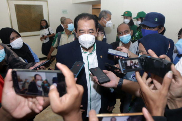 Mantan Ketua KONI Jatim Erlangga Satriagung meminta pengurus baru KONI Jatim segera bidding jadi tuan rumah PON 2028. (ANDY SATRIA/RADAR SURABAYA)