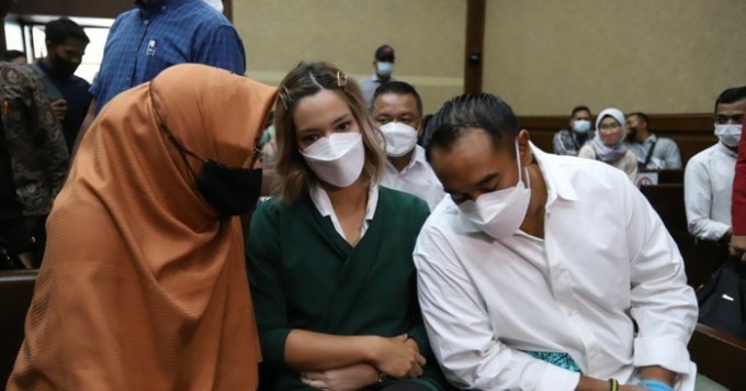 Artis Nia Ramadhani didampingi suaminya Ardiansyah Bakrie saat menjalani sidang putusan di Pengadilan Negeri Jakarta Pusat, Selasa (11/1) (RADAR PALEMBANG/SUMEKS.CO)