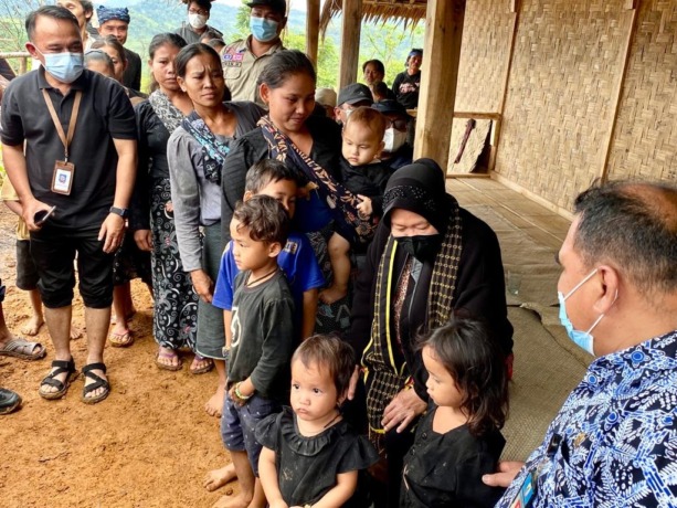 KUNKER: Mensos Tri Rismaharini (berhijab) di antara warga Baduy usai menyerahkan bantuan di Desa keneks, Kecamatan Leiwidamar, Kabupaten Lebak. (KEMENSOS)