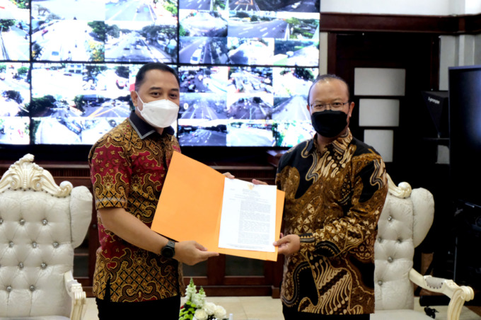 TERPILIH: Wali Kota Surabaya Eri Cahyadi menyerahkan SK kepada Dirut RPH Surabaya Fajar Arifianto Isnugroho, Jumat (14/1). (SURYANTO/RADAR SURABAYA)