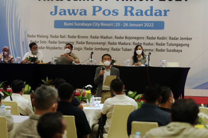 SEMANGAT: Dirut JPR Leak Kustiyo memberikan presentasi pada Rapat Evaluasi Triwulan IV Tahun 2021 Jawa Pos Radar (JPR) di Bumi Surabaya City Resort, Surabaya, Selasa (25/1). (ANDY SATRIA/RADAR SURABAYA)