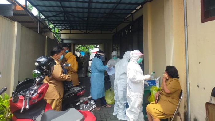 Petugas Satgas Covid-19 mengadakan tes swab di SMAN 22 Surabaya. (IST)