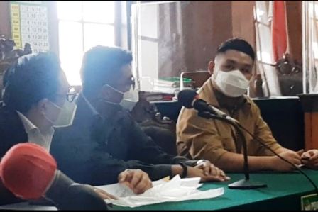 CARI KEADILAN: Jeffry Simatupang (kanan) selaku kuasa hukum JE saat sidang praperadilan di PN Surabaya. (ANTARA)