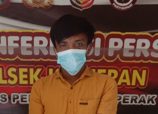 MODUS NGAMEN: Tersangka Is ditahan di Polsek Kenjeran bersama barang bukti motor korban. (IST)