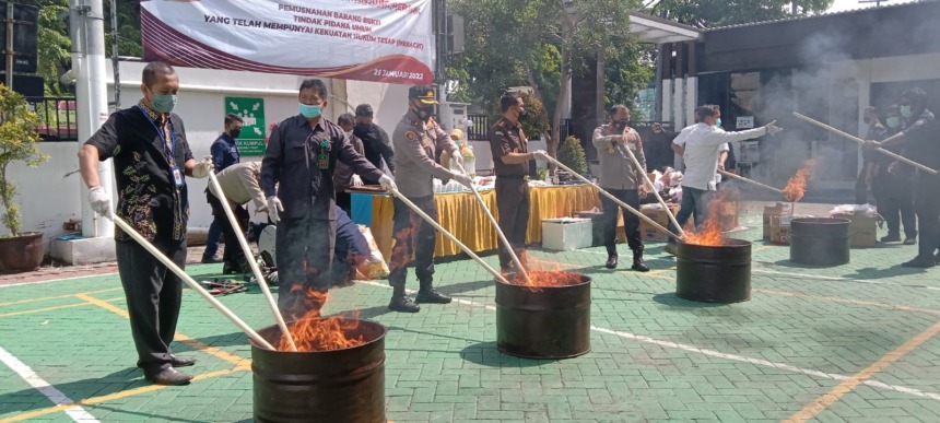 BAKAR BB: Pemusnahan ratusan barang bukti (BB) di Kejaksaan Negeri Tanjung Perak, Surabaya. (IST)