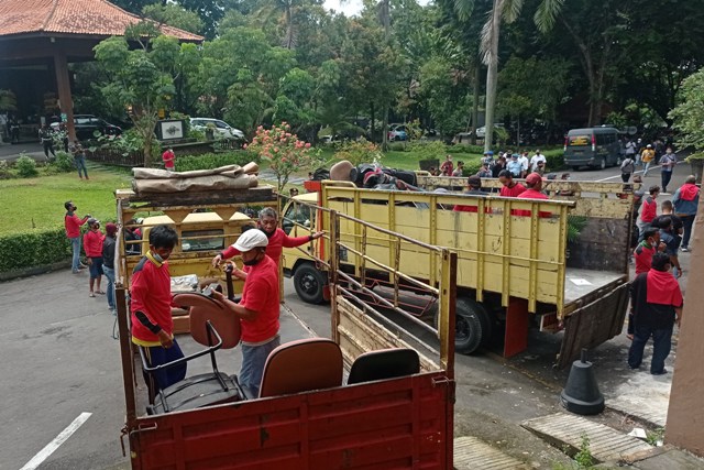 Pekerja memuat barang-barang dari Hotel Singgasana Surabaya ke dalam truk saat eksekusi, Senin (17/1). (SURYANTO/RADAR SURABAYA)