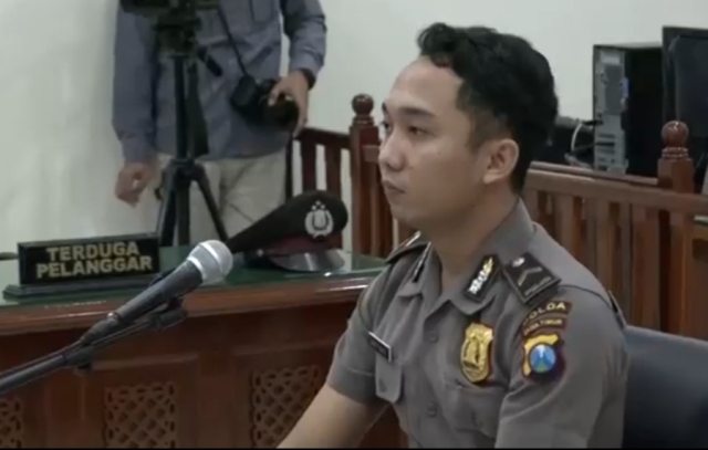DIPECAT: Tersangka Randy Bagus Hari Sasongko menjalani sidang komisi kode etik di Bidpropam, Polda Jatim, Kamis (27/1). (ISTIMEWA)