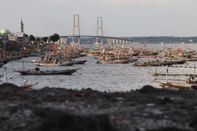 Ratusan perahu nelayan di pantai Bulak, Kenjeran, Surabaya. (SURYANTO/RADAR SURABAYA)