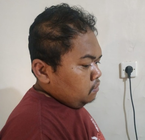 SIALAN: Penjual gorengan ditahan lantaran tepergok membawa sabu-sabu di Jalan Undaan, Surabaya. (IST)