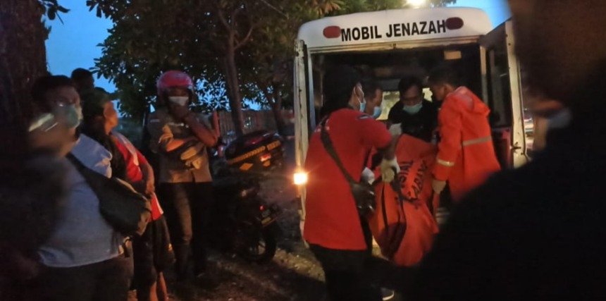 Petugas mengevakuasi jenazah pengemudi yang meninggal dalam mobil di Jagir Wonokromo, Surabaya. (IST)