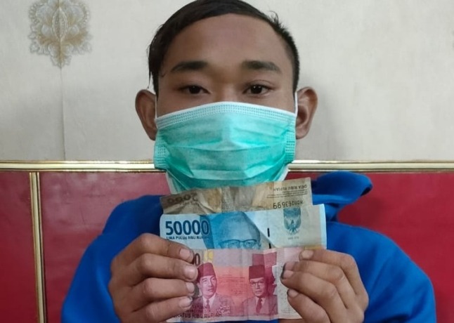 Tersangka DF ditahan beserta barang bukti curanmor di kawasan Kenjeran, Surabaya. (IST)