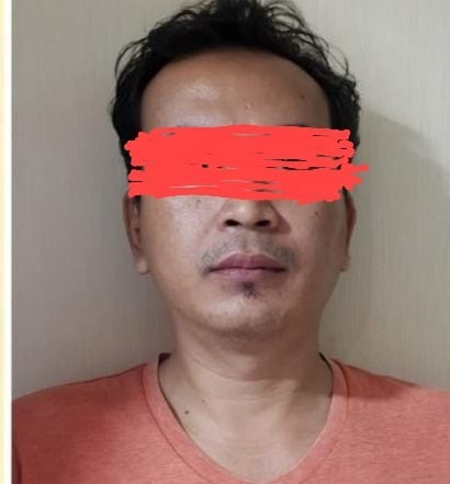 Tersangka Halim ditangkap saat nongkrong di warung kopi. (IST)