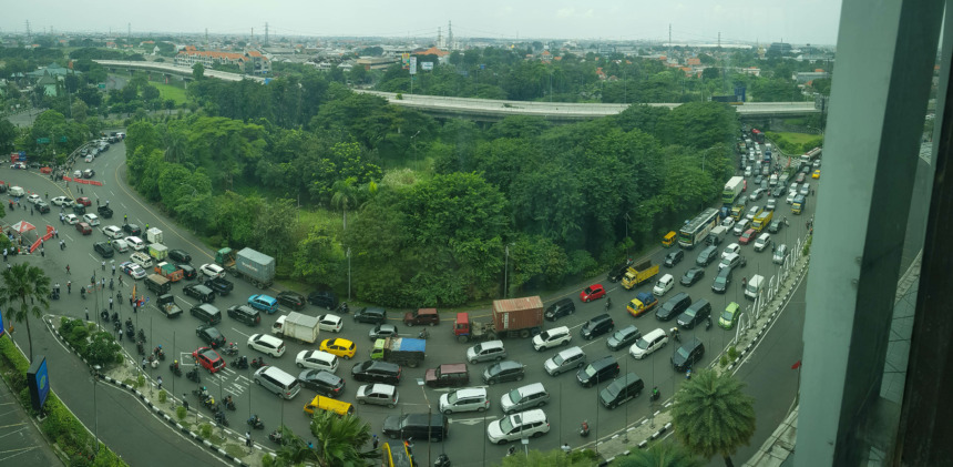 MACET - Kondisi bundaran Waru yang padat kendaraan saat pemberlakuan PSBB hari pertama, Selasa (28/4/2020). Petugas gabungan memperketat akses masuk ke Surabaya dengan melakukan screening atau pemeriksaan kepada warga di hari pertama pelaksanaan Pembatasa