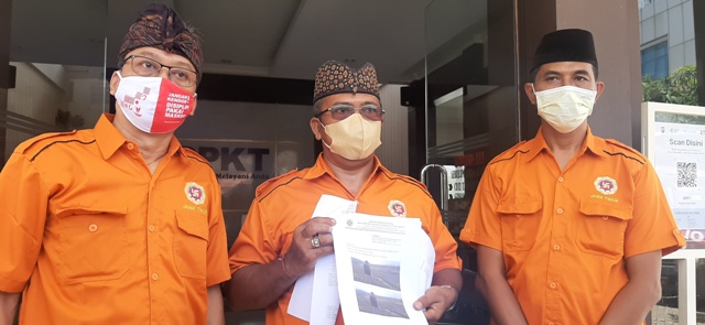 MINTA DIPROSES: Pengurus salah satu ormas melaporkan pelaku penendangan sesaji ke Polda Jawa Timur. Tersangka F diduga berada di Jogja. (MAHRUS/RADAR SURABAYA)