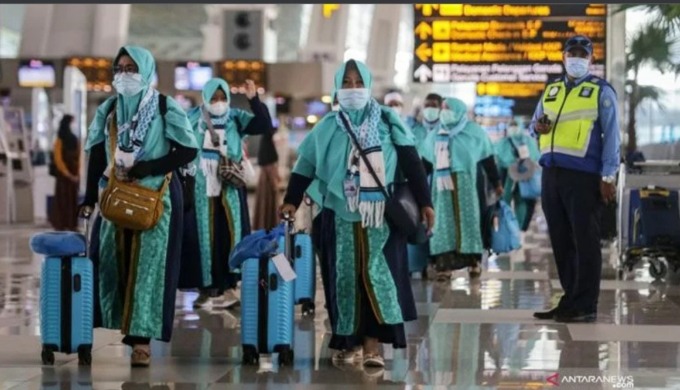 JAGA PROKES: Sejumlah jamaah umrah diberangkatkan dari Bandara Soekarno-Hatta, Cengkareng. (ANTARA)