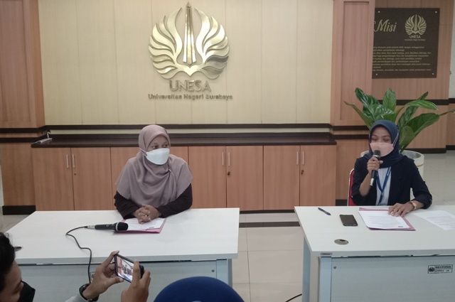 KLARIFIKASI: Kepala UPT Humas Unesa Vinda Maya Setyaningrum (kanan) memberikan penjelasan tentang tindakan oknum dosen yang melakukan perbuatan asusila. (Rahmat Sudrajat/Radar Surabaya)