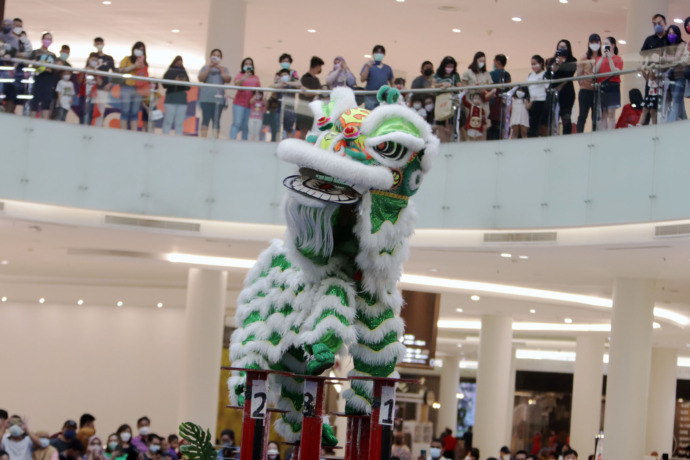 SELALU ADA SAAT IMLEK: Pemain barongsai dari Perkumpulan Barongsai Boen Bio Surabaya beratraksi di hadapan pengunjung Ciputra World Surabaya dalam rangka menyambut perayaan tahun baru Imlek, Minggu (30/1). (ANDY SATRIA/RADAR SURABAYA)