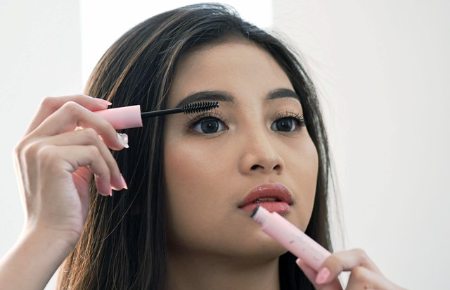 LENTIK: Adista, menunjukkan cara perawatan bulu mata agar nampak cantik tanpa menggunakan eyelash extension. (ANDY SATRIA/RADAR SURABAYA)