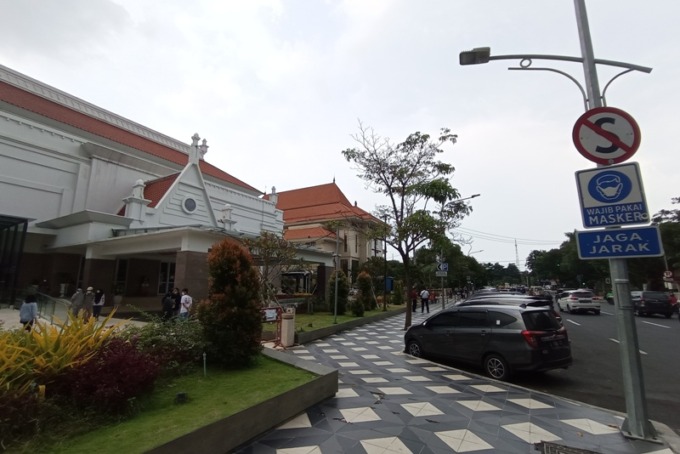 MEMBLUDAK: Area depan DPRD Kota Surabaya, Taman Apsari, SWK Taman Prestasi, dan Sedap Malam bakal disiapkan sebagai kantong parkir bagi pengunjung Alun-alun Surabaya. (SURYANTO/RADAR SURABAYA)
