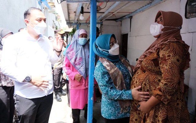 BERI INTERVENSI: Wali Kota Surabaya Eri Cahyadi didampingi Ketua TP PKK Kota Surabaya Rini Indriyani (dua dari kanan) berbincang dengan warga usai launching aplikasi Sayang Warga, Kamis (27/1). (SURYANTO/RADAR SURABAYA)
