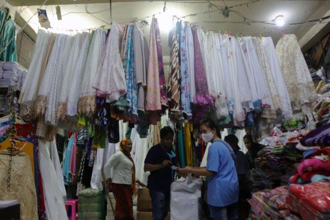 JUJUKAN: Pemburu busana muslim dan oleh-oleh haji di Pasar Bong tak hanya dari Surabaya dan Jawa Timur, tapi juga dari luar kota dan luar pulau. (ANDY SATRIA/RADAR SURABAYA)