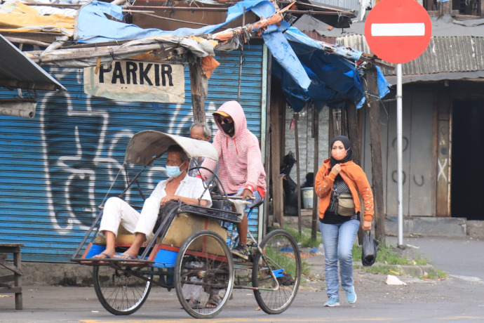 TERSISIHKAN: Sekitar tahun 1960 hingga 1990-an becak jadi transportasi favorit. (SURYANTO/RADAR SURABAYA)