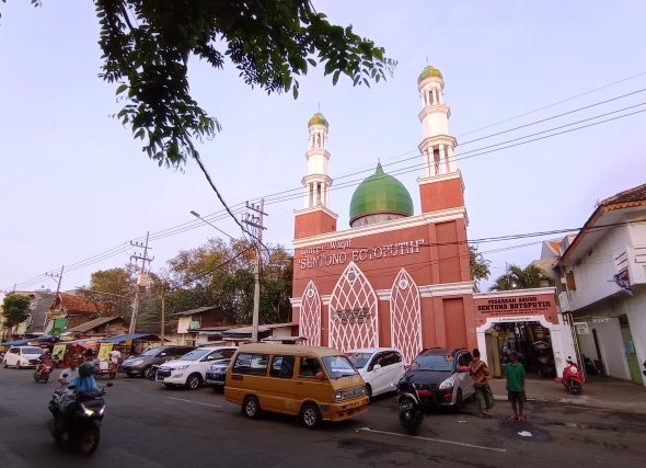 PENGARUH SYIAR AGAMA: Jika saat ini penduduk yang bermukim di kawasan Botoputih cukup beragam, dahulu didominasi santri dari Sunan Ampel. (SURYANTO/RADAR SURABAYA)