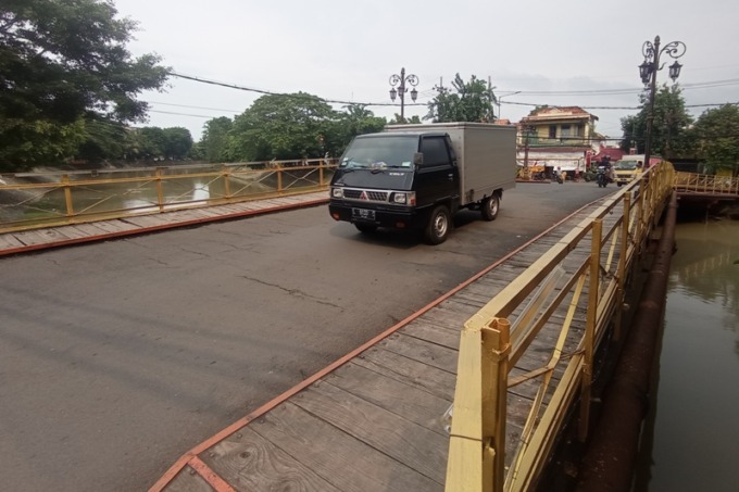 CAGAR BUDAYA: Di pagar Jembatan Peneleh terdapat bekas peluru, satu lubang dan satu penyok. (SURYANTO/RADAR SURABAYA)