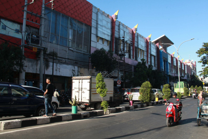 PUSAT PERDAGANGAN: Kaum urban memiliki peran besar dalam perkembangan kawasan perniagaan, khususnya di Surabaya Utara. (SURYANTO/RADAR SURABAYA)