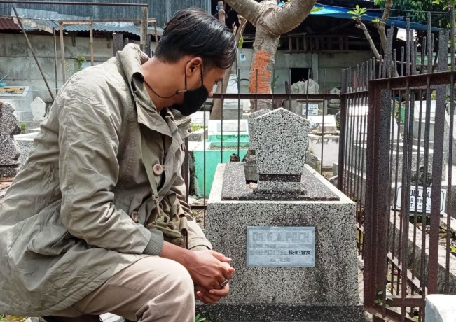 MISTERIUS: Makam di TPU Ngagel bertuliskan nama dr GA Poch yang diduga adalah Adolf Hitler masih menjadi tanda tanya, butuh penelitian mendalam untuk kebenarannya. (ISTIMEWA)