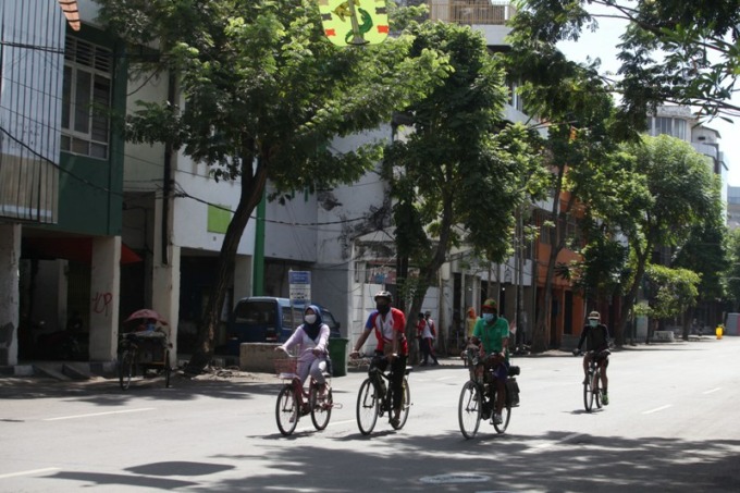 JADI GAYA HIDUP: Hadirnya lajur sepeda salah satunya untuk mendorong masyarakat memanfaatkan transportasi ramah lingkungan. (SURYANTO/RADAR SURABAYA)
