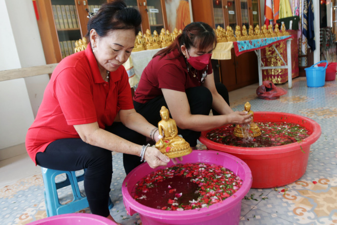 Ritual pencucian rupang jelang tahun baru Imlek di Vihara Buddhayana Surabaya, Senin (24/1). (ANDY SATRIA/RADAR SURABAYA)