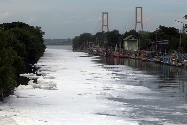 CEMARI LINGKUNGAN: Limbah domestik atau rumah tangga merupakan yang mendominasi pencemaran sungai di kota Surabaya. (ANDY SATRIA/RADAR SURABAYA)
