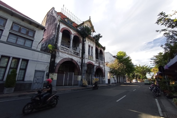 Sejumlah bangunan heritage di kawasan Jembatan Merah, Surabaya. (SURYANTO/RADAR SURABAYA)