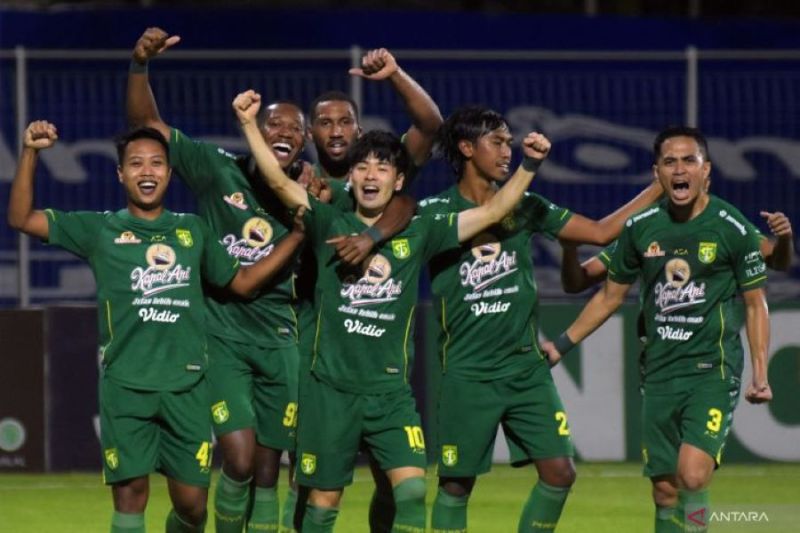 Pesepak bola Persebaya Surabaya Taisei Marukawa (tengah) bersama rekan setimnya melakukan selebrasi usai mencetak gol ke gawang Persela Lamongan pada pertandingan Liga 1 di Stadion I Gusti Ngurah Rai, Denpasar, Bali, Kamis (10/2/2022) malam. (ANTARA)