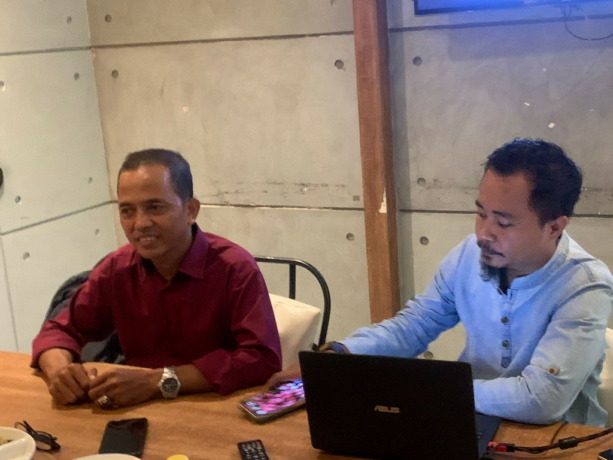 Presentasi hasil survei tiga tahun kepemimpinan Gubernur Jatim Khofifah Indar Parawansa dan Wagub Emil Elestianto Dardak oleh tim peneliti ARCI. (MUS PURMADANI/RADAR SURABAYA)
