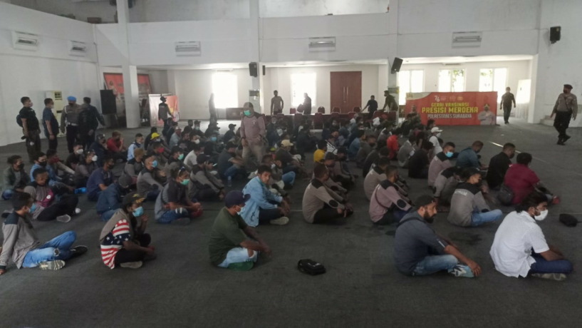 Ratusan orang diamankan di Polrestabes Surabaya setelah terlibat kericuhan di kawasan Rungkut Industri. (GUNTUR IRIANTO/RADAR SURABAYA)