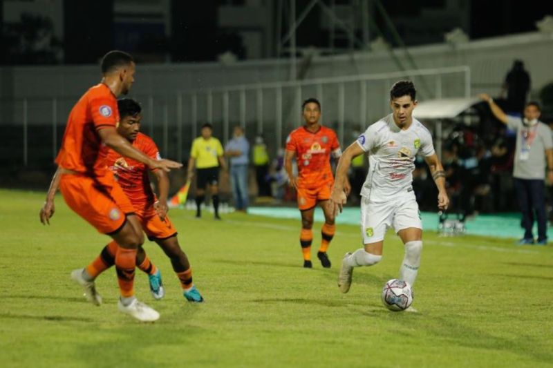 Pemain Persebaya Bruno Moreira (kanan) dibayang-bayangi beberapa pemain Persiraja saat pertandingan pekan ke-26 di Stadion Kompyang Sujana, Bali, Sabtu (19/2/2022) malam. (ANTARA)