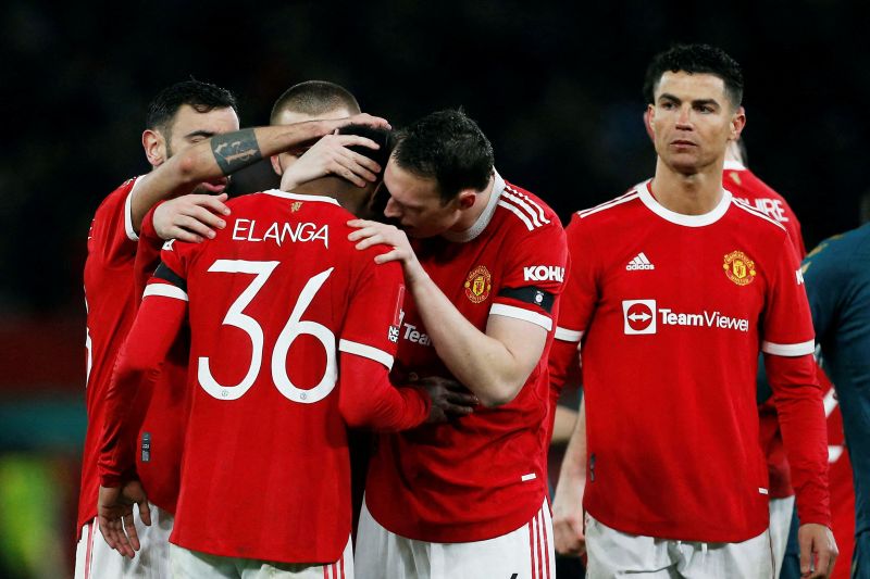 Para pemain MU menghibur Anthony Elanga setelah gagal mencetak gol dalam adu penalti melawan Middlesbrough di putaran keempat Piala FA pada 5 Februari 2022. (ANTARA/REUTERS)