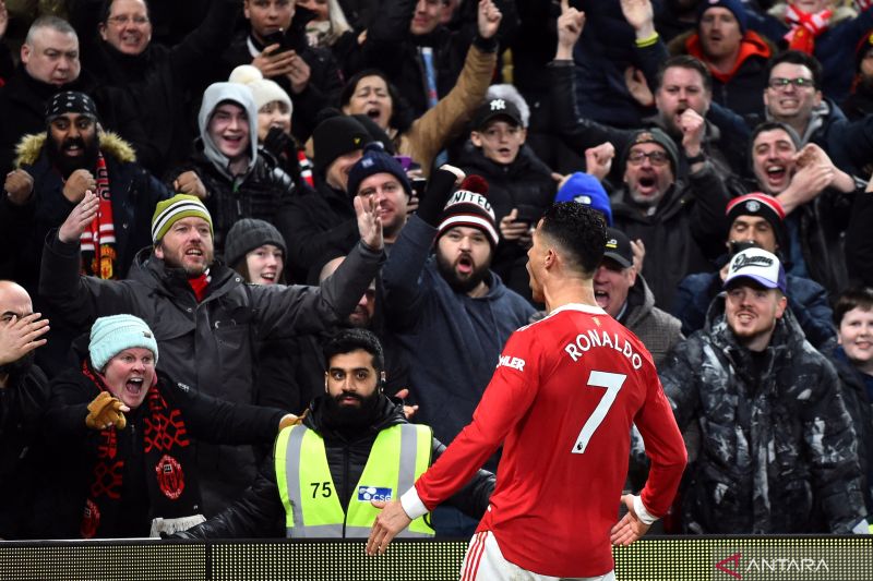 Selebrasi Ronaldo di depan fans Manchester United usai mencetak gol lawan Hove & Albion dalam pertandingan Liga Premier Inggris pada 16 Februari 2022. (ANTARA/REUTERS/PETER POWELL)