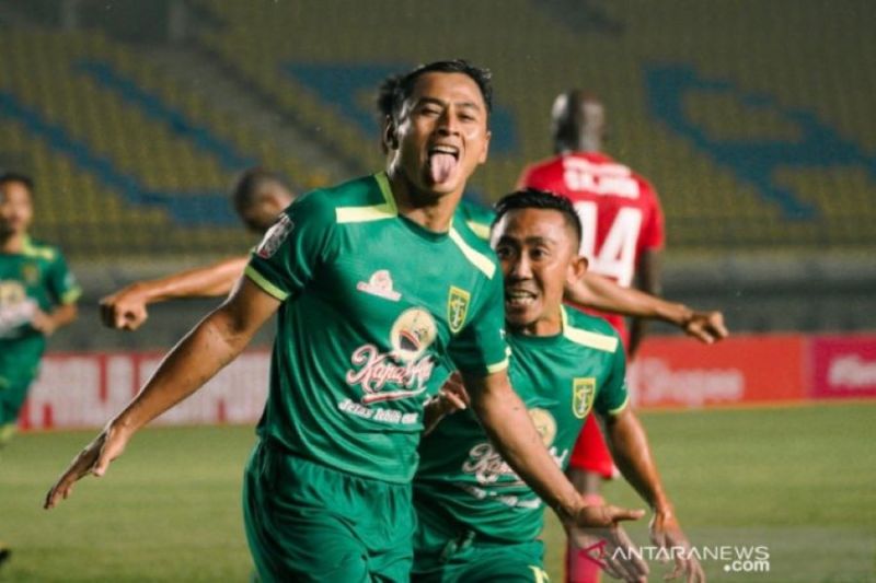 Penyerang Persebaya Samsul Arif melakukan selebrasi usai mencetak gol penalti ke gawang Persik Kediri. (ANTARA/HO-Ofisial Persebaya)