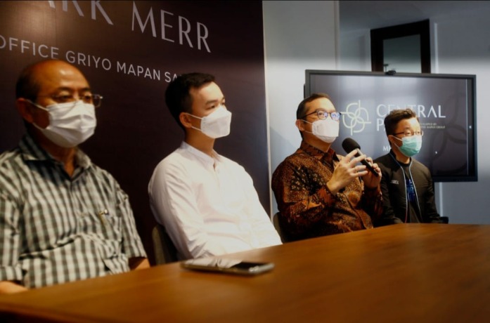 TAHAP DUA: David Widodo (dua dari kanan) dan Joshua Widodo (dua dari kiri) bersama para lead agent property. Tahun ini Griya Mapan Santoso kembali akan merilis Central Park MERR tahap dua karena demand rumah masih tinggi. (Abdullah Munir).