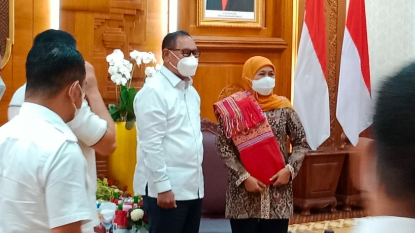 Wakil Gubernur NTT Josef A. Nae Soi diterima Gubernur Jatim Khofifah Indar Parawansa di Surabaya. (ANDY SATRIA/RADAR SURABAYA)